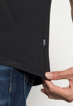 Meilleure vente ⭐ Zign UNISEX - T-shirt Basique - Black 🛒 -Pas Cher Zign Boutique 387d017469da4eb183b356a9ed51fd5d